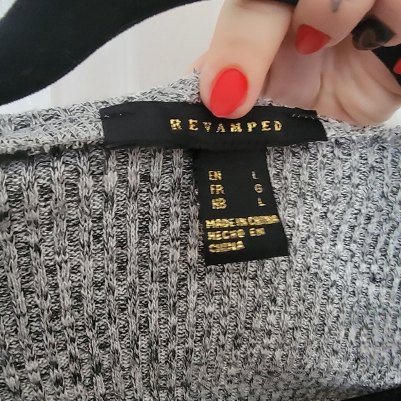 Crop top sweater with hood - Picture 3 of 3